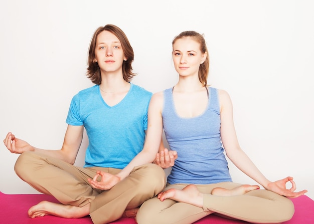 Jeune couple en yoga pose famille heureuse
