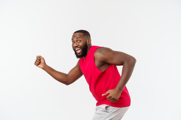 Jeune coureur afro-américain intérieur isolé sur blanc.