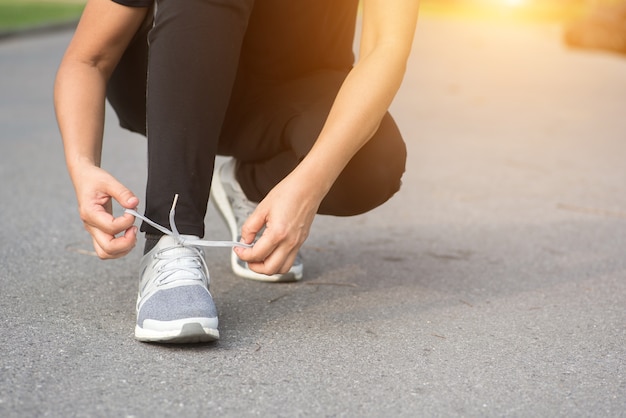 Jeune coureur attachant des lacets