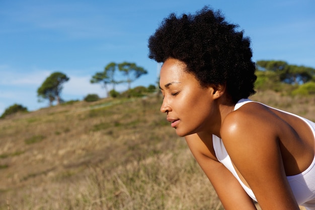 Jeune coureur ayant une pause dehors