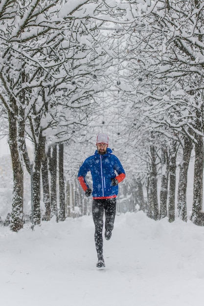 Un jeune coureur dans un sol bordé de neige