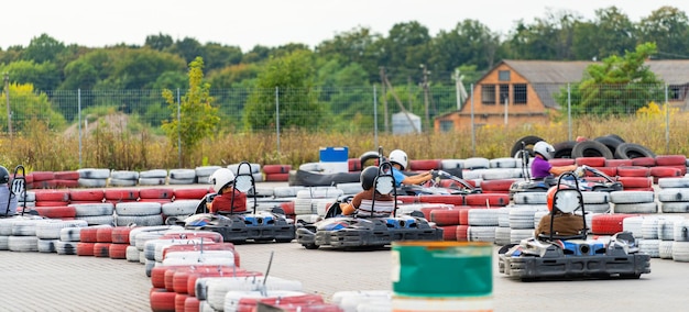 Jeune coureur de karting sur circuit. Petites machines de kart à cheval.