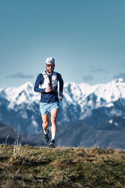 Photo un jeune coureur de montagne en entraînement