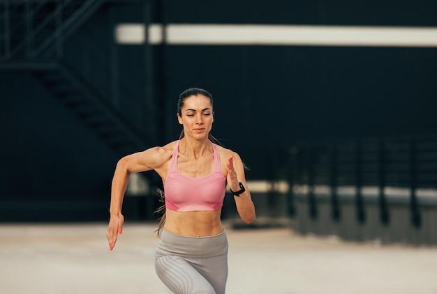 Jeune coureur musclé sur le toit