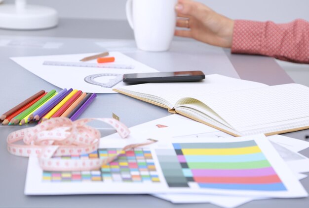 Jeune créateur de mode moderne travaillant au studio