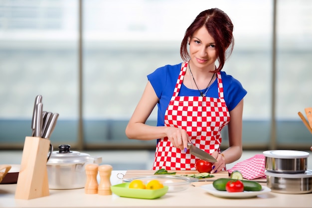 Jeune cuisinier travaillant dans la cuisine