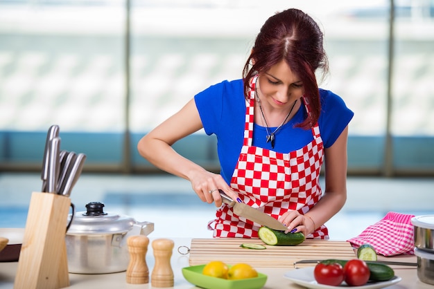 Jeune cuisinier travaillant dans la cuisine