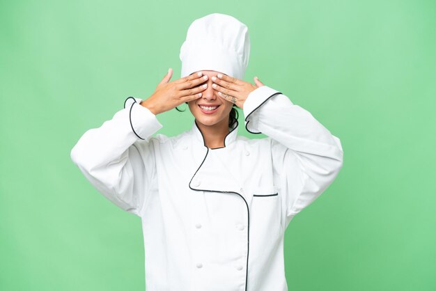 Photo une jeune cuisinière argentine sur un fond isolé couvrant les yeux avec ses mains