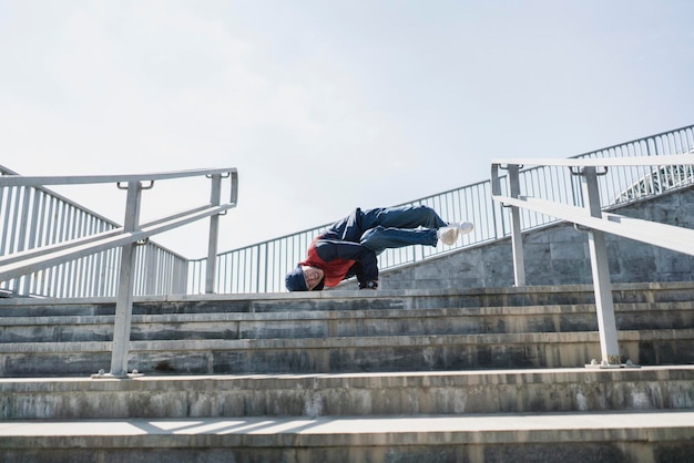 Une jeune culture à la mode, un homme hip hop pose à l'extérieur dans la rue