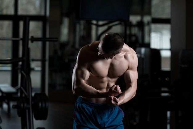 Jeune culturiste fléchissant les muscles