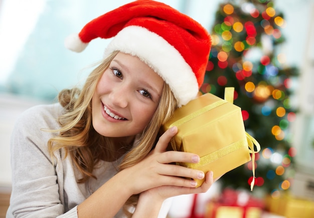 jeune curiosité cadeau d&#39;expression enfant