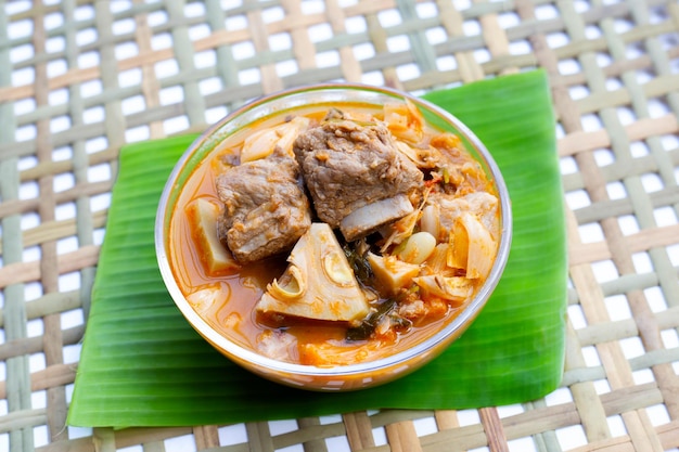 Jeune curry de jacquier avec côtes de porc