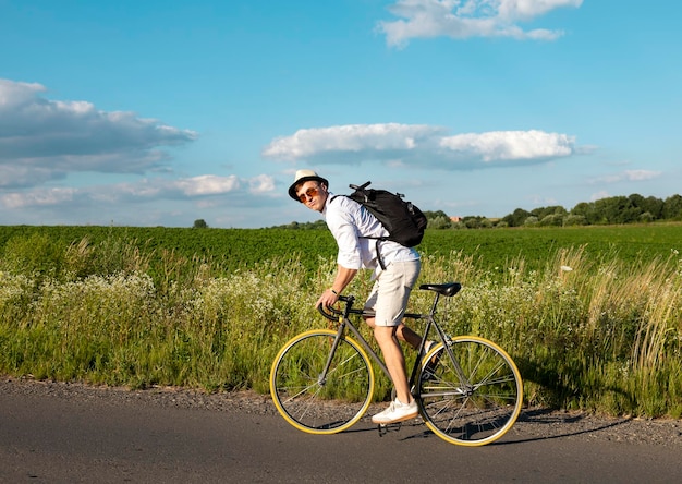 Jeune cycliste vigoureux en paille