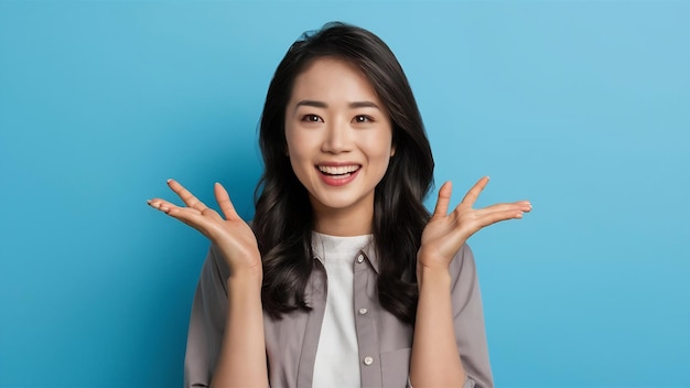 Photo une jeune dame asiatique se sent heureuse avec une expression positive joyeuse surprise funky habillée en casua