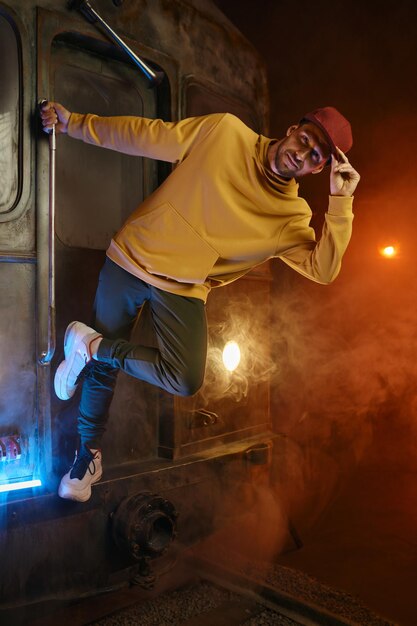 Un jeune danseur de freestyle posant pour la caméra