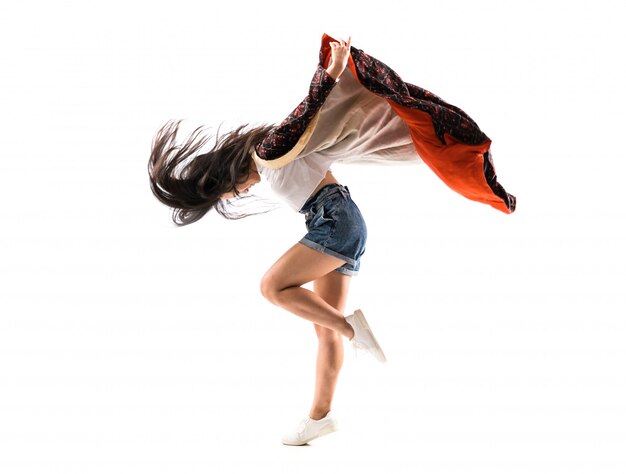 Jeune danseuse asiatique sur mur blanc isolé