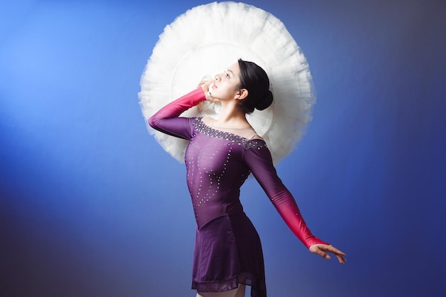 Jeune danseuse de ballet en studio bleu