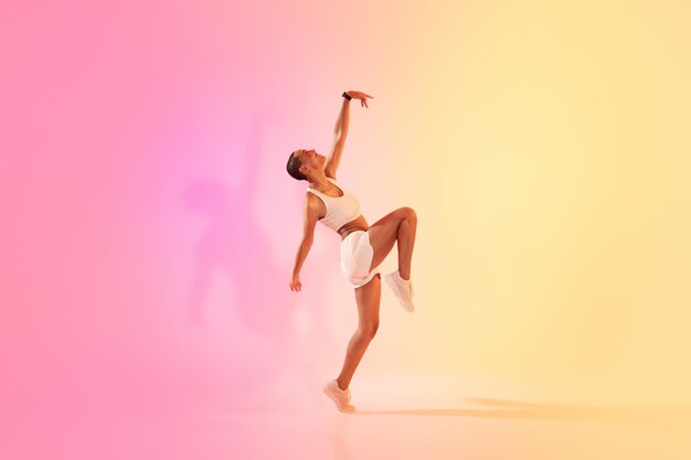 Photo une jeune danseuse exubérante dans une pose dynamique capture l'essence du mouvement et de la grâce