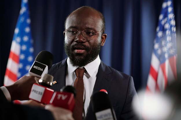 Jeune délégué afro-américain parlant au microphone lors d'une conférence de presse