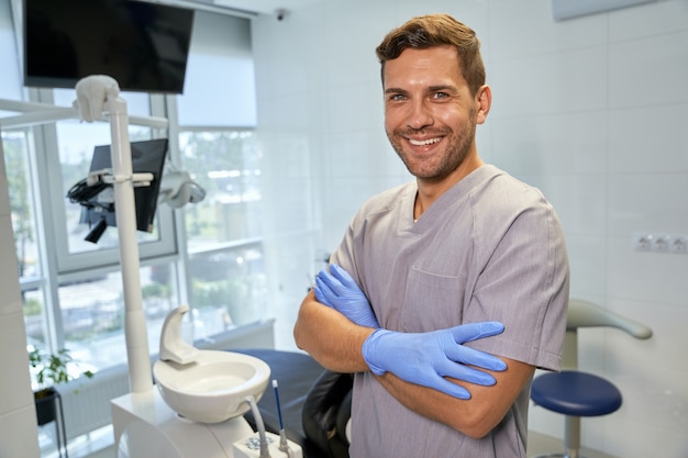 Photo jeune dentiste ambitieux semblant heureux de son lieu de travail