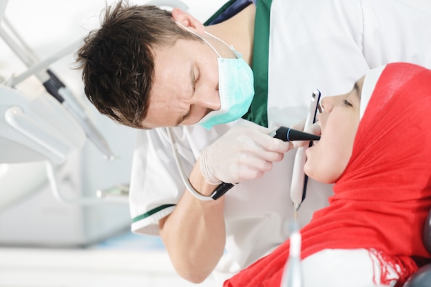 Jeune dentiste au travail au bureau