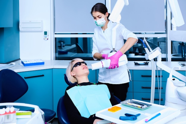 Jeune dentiste au travail au bureau