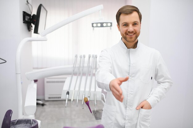 Jeune dentiste masculin en clinique