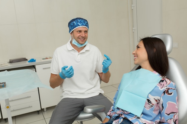 Un jeune dentiste et une patiente heureuse, scène de style de vie de bureau de dentiste, cabinet de médecin, soins de santé