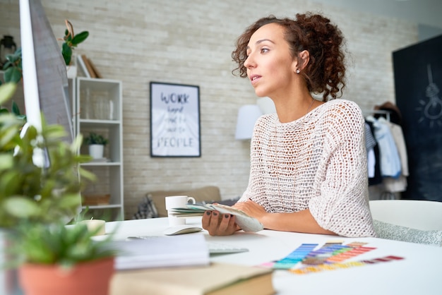 Jeune designer travaillant au bureau à domicile