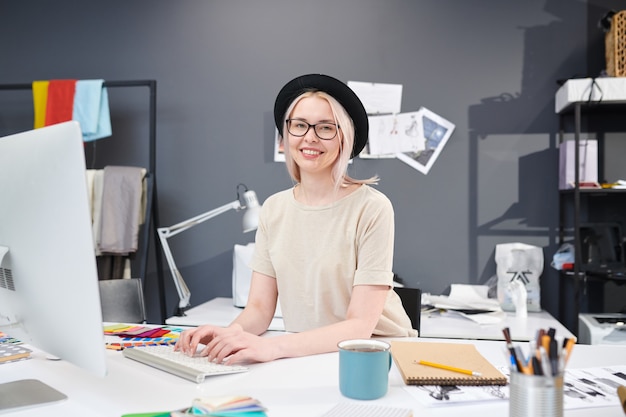 Jeune designer travaillant au bureau