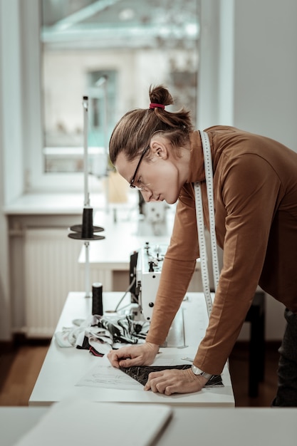 Photo jeune designer travaillant dans son atelier