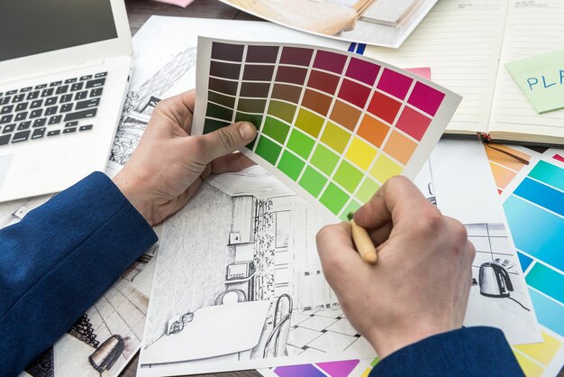 Jeune Designer Travaille Sur Un Nouveau Projet, Choisissant La Couleur Parfaite Pour Une Rénovation D'appartement Moderne