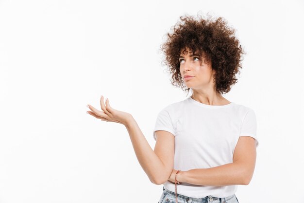 Jeune, désinvolte, femme, bouclé, cheveux, tenue, fond