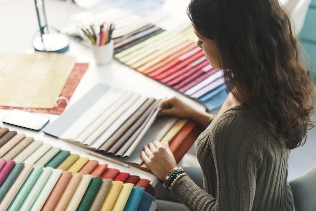 Jeune dessinateur d'intérieurs choisissant des échantillons de tissu