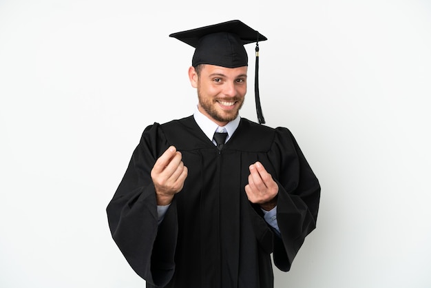 Jeune diplômé brésilien d'université isolé sur fond blanc faisant un geste d'argent