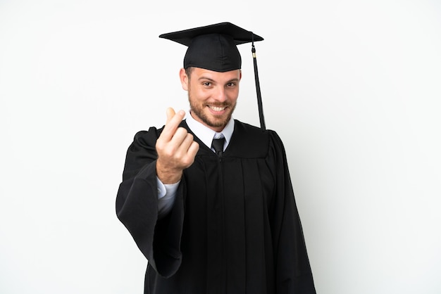 Jeune diplômé brésilien d'université isolé sur fond blanc faisant un geste d'argent