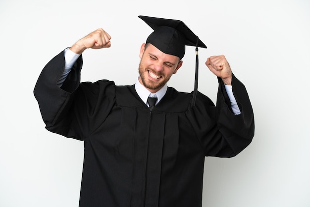 Jeune diplômé brésilien d'université isolé sur fond blanc faisant un geste fort