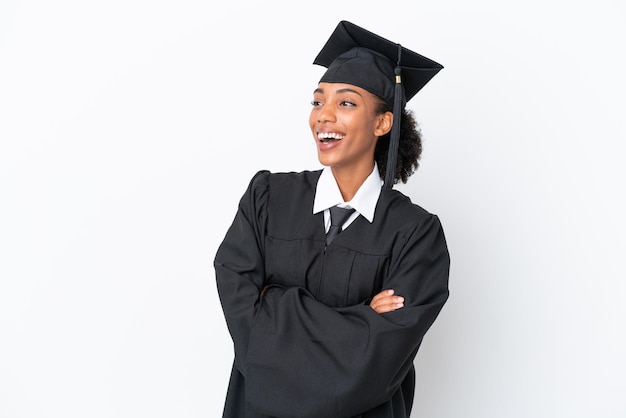 Jeune diplômé universitaire femme afro-américaine isolée sur fond blanc heureux et souriant