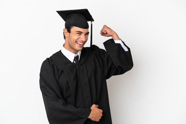 Jeune diplômé universitaire sur fond blanc isolé faisant un geste fort