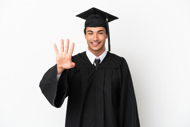 Jeune diplômé universitaire sur fond blanc isolé heureux et comptant quatre avec les doigts