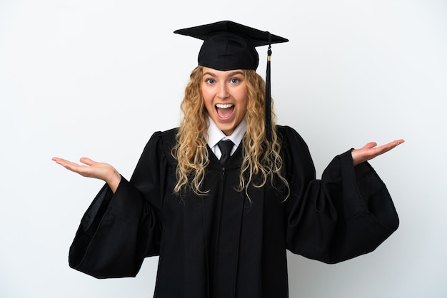 Jeune diplômé universitaire isolé sur fond blanc avec une expression faciale choquée