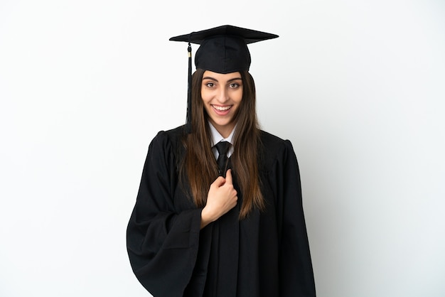 Jeune diplômé universitaire isolé sur fond blanc avec une expression faciale surprise