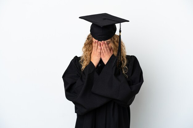 Jeune diplômé universitaire isolé sur fond blanc avec une expression fatiguée et malade