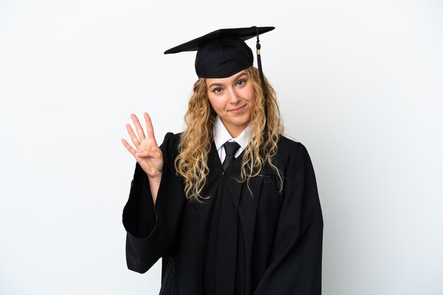 Jeune diplômé universitaire isolé sur fond blanc heureux et comptant quatre avec les doigts