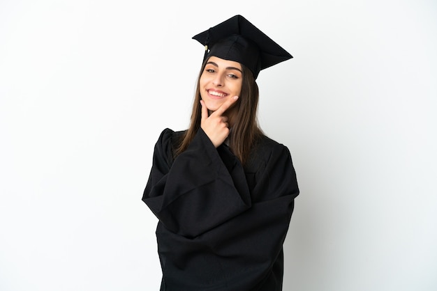 Jeune diplômé universitaire isolé sur fond blanc heureux et souriant