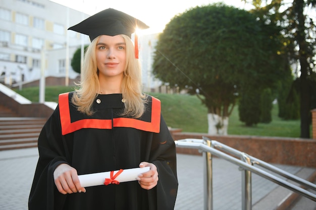 Une jeune diplômée dans le contexte de l'université
