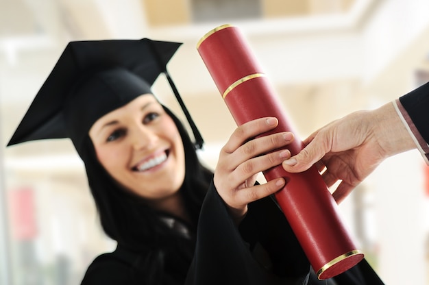 Jeune diplômée et diplômée à l&#39;université