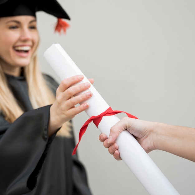 Photo jeune diplômée obtenant son certificat