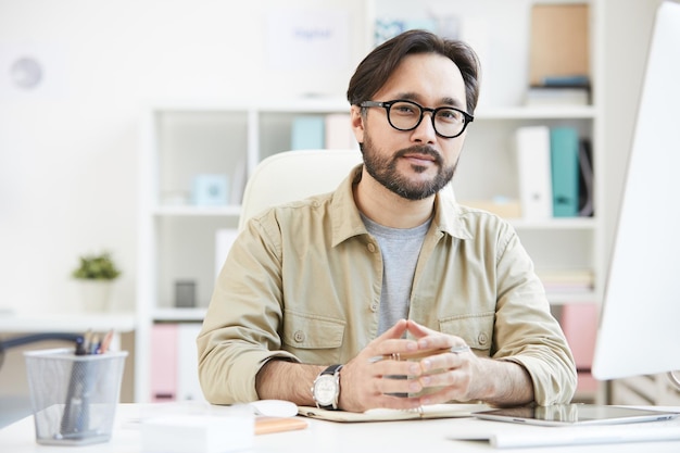 Jeune directeur artistique confiant au bureau