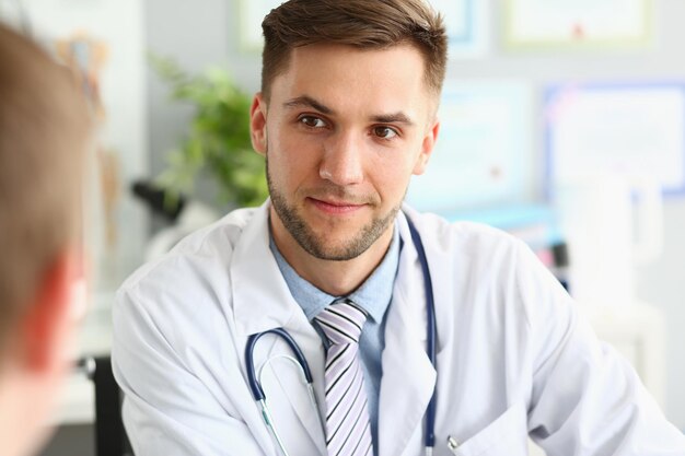 Le jeune docteur conseille et écoute le patient dans la clinique